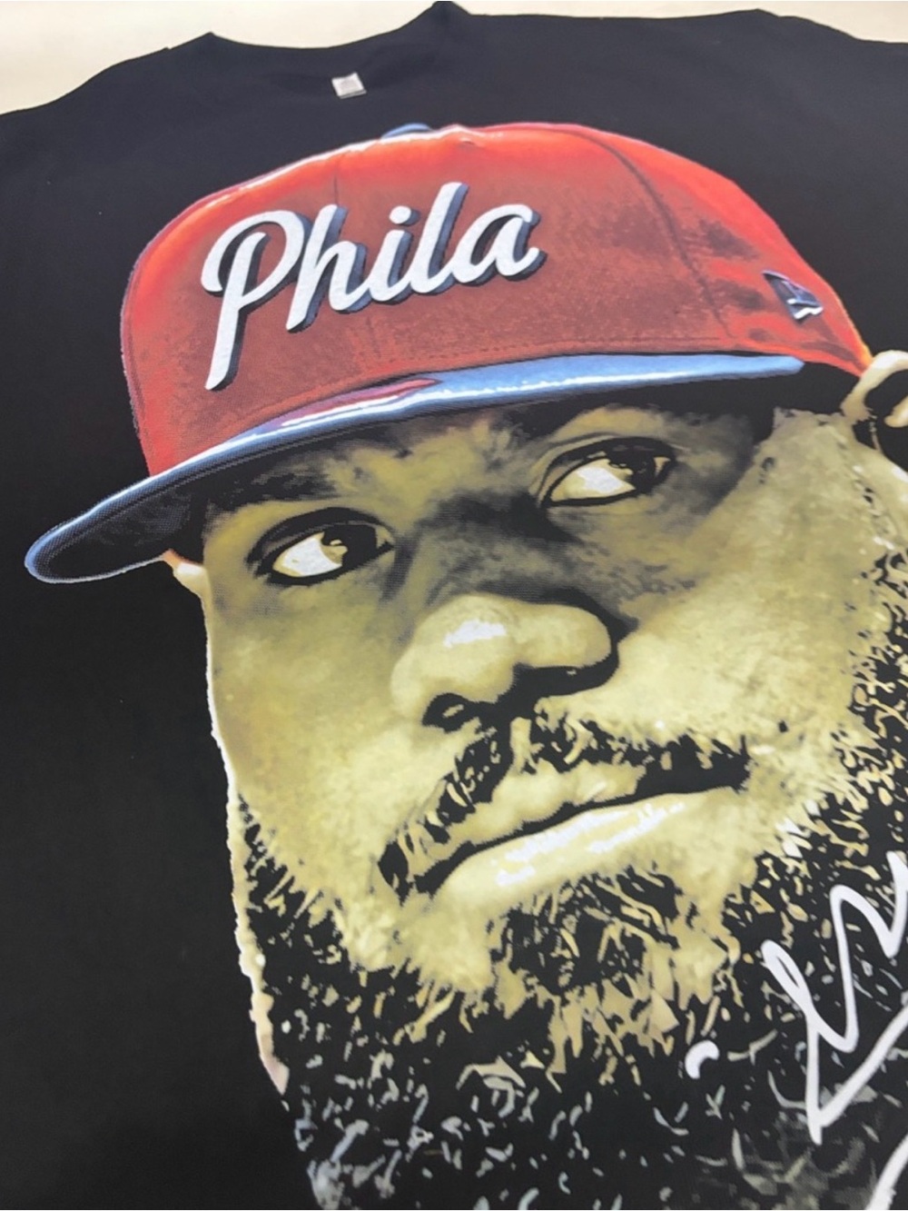 Camiseta Yazbek Estampada - Arte Urbano Baloncesto y Gorra Phila